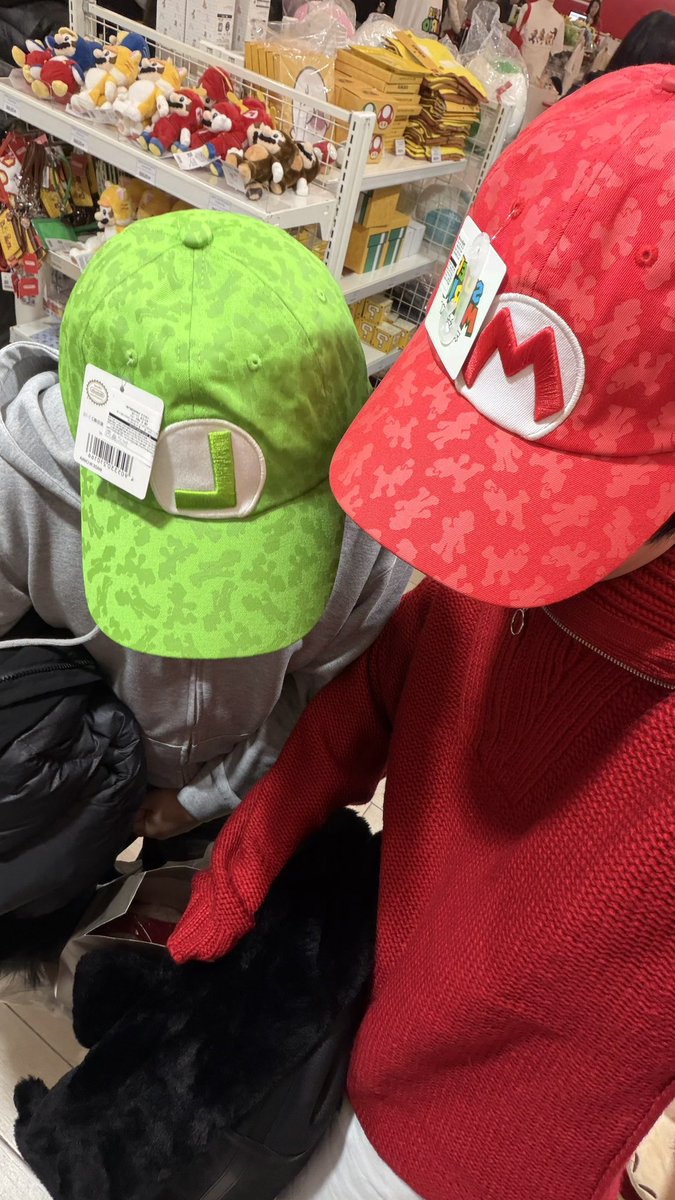 blinghoon1215's tweet image. 닌텐도 팝업 

🎵🌙: (지퍼를 내리며)
              아 맞다 속에 이거 입고 왔는데
🌟🐶: 네?ㅋㅋㅋㅋㅋ