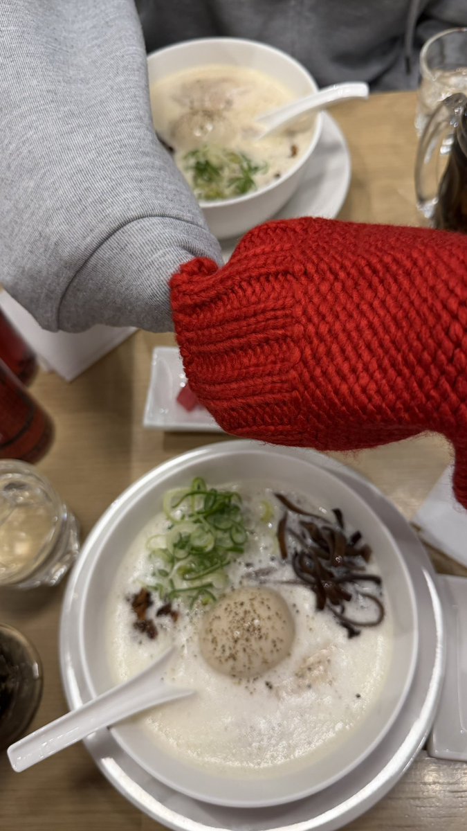 blinghoon1215's tweet image. 닌텐도 팝업 

🎵🌙: (지퍼를 내리며)
              아 맞다 속에 이거 입고 왔는데
🌟🐶: 네?ㅋㅋㅋㅋㅋ