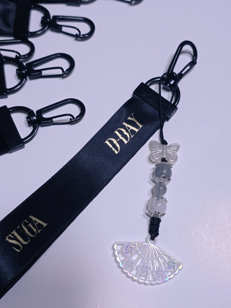 간만에 다들 모였으니 ㅎㅎ
🎉 무조건적 #RT 를 원하오 😆
🎊 14일(일) 늦은 방탄시 이후
🎉 7분께!!!

해금은 이게 거의 마지막이라 나눔은 여기서 끝일듯 😅
부속품을 바꿨더니 리본이 약간씩 울긴하는데 다들 잘 다독여서 사용하길 바람 🤣🤣🤣
저 부채는 만들어보고 갯수되면 ㅋㅋㅋ