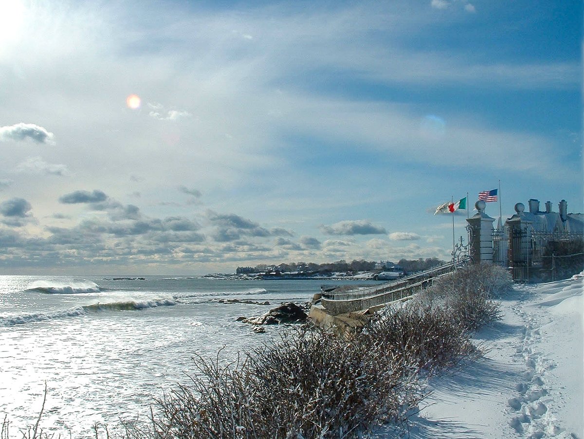 RITourism's tweet photo. Brisk Cliff Walk strolls, mansion magic, and seafood feasts! See why Travel + Leisure says weโre a road trip must! ๐๐โจ Read the full article here: https://t.co/GNt2AyQhs2
#VisitRhodeIsland https://t.co/HHbkioWxvq