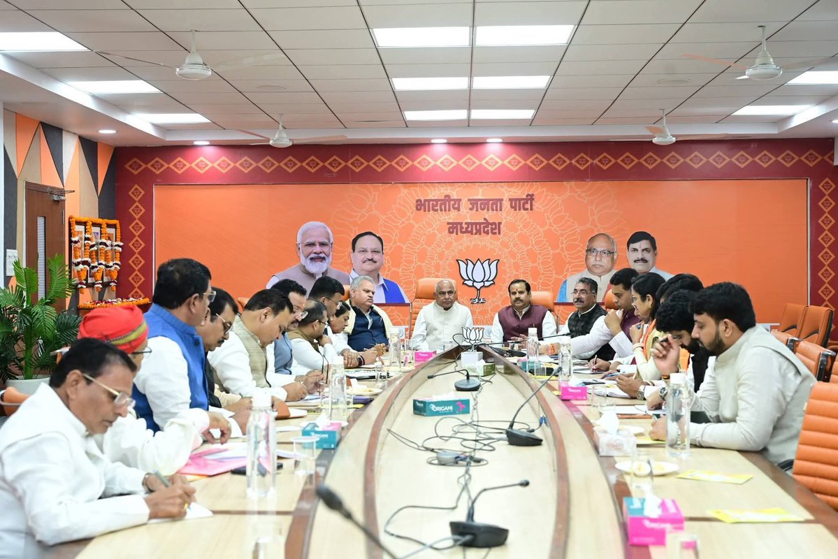 #अभ्युदय_मध्यप्रदेश

मध्यप्रदेश के यशस्वी मुख्यमंत्री माननीय <a href="/DrMohanYadav51/">Dr Mohan Yadav</a> जी के स्वर्णिम कार्यकाल के द्वितीय वर्ष पूर्ण होने के उपलक्ष में प्रस्तावित विविध कार्यक्रमों की कार्ययोजना एवं संगठनात्मक विषयों के निमित्त आयोजित बैठक में <a href="/BJP4MP/">BJP Madhya Pradesh</a> के अध्‍यक्ष श्री <a href="/Hkhandelwal1964/">Hemant Khandelwal</a>