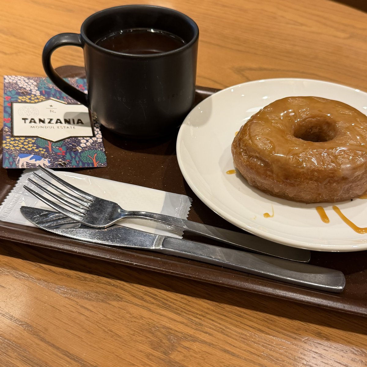 askyoka's tweet image. 元いた会社の後輩と待ち合わせ。
タンザニアにならとシュガードーナツのキャラメルソース掛けをおすすめされて
ぴったりの美味しさ。
ペアリングは面白い。
#スターバックス
#タンザニア
#リザーブ