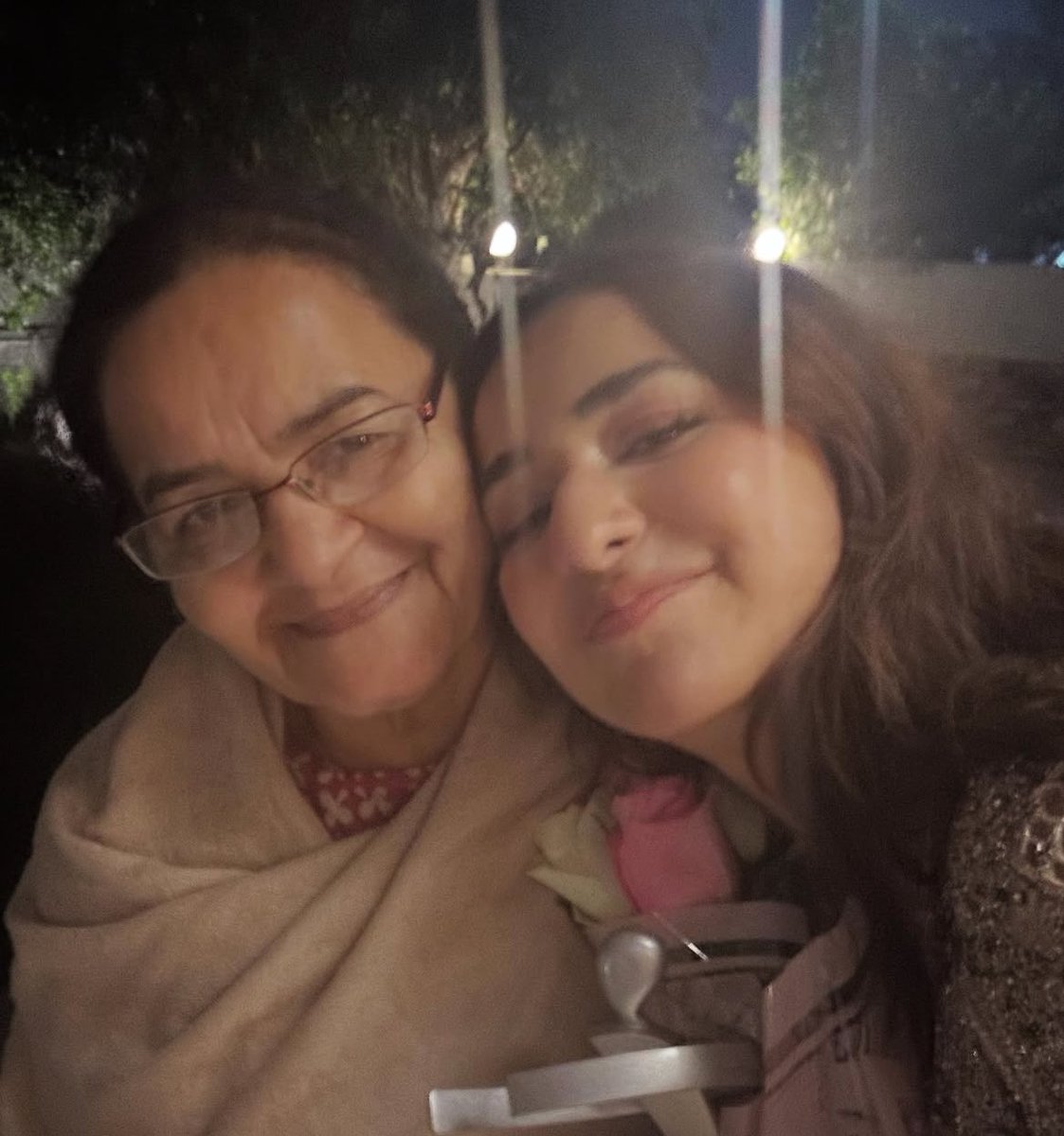 Nothing, and I mean absolutely nothing—can top this bond. I adore Yumna’s mom,she’s such a sweetheart and carries herself with so much grace in real life too. She’s truly Yumna’s biggest cheerleader. May Allah keep the love and care of all mothers wrapped around us always…