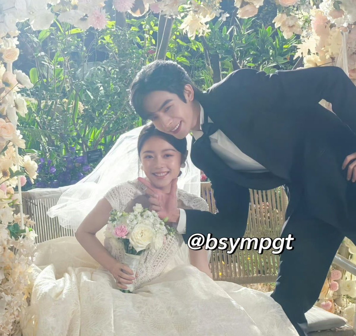emberrysweet's tweet photo. ยิ้มหวานกันมาก น้องม่ายเหมือนกิ่งทองพี่หลงเหมือนใบหยก(หล่ออะไรขนาดนั้นอะพี่) เป็นบ่าวสาวที่ยิ้มแย้มสมกับเป็นความรักที่ทั้งสองมีต่อกันมาก 🥺
#ShinOnMe #ดั่งตะวันฉายฉาน
#SongWeiLong #ZhaoJinmai https://t.co/20BOqiqx6K
