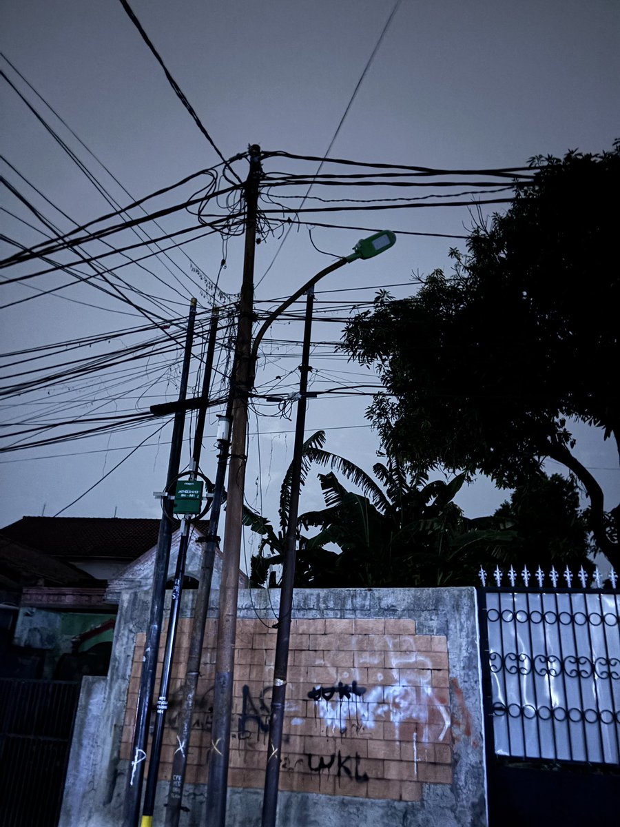 Sudah 2 hari lampu jalan padam.

#lampu #pondoklabu 

<a href="/info_PondokLabu/">INFORMASI PONDOKLABU</a> <a href="/PolsekCilandak/">Polsek.ink Cilandak</a> <a href="/DKIJakarta/">Pemprov DKI Jakarta</a> <a href="/pln_123/">PT PLN (Persero)</a> <a href="/RadioElshinta/">Radio Elshinta</a>