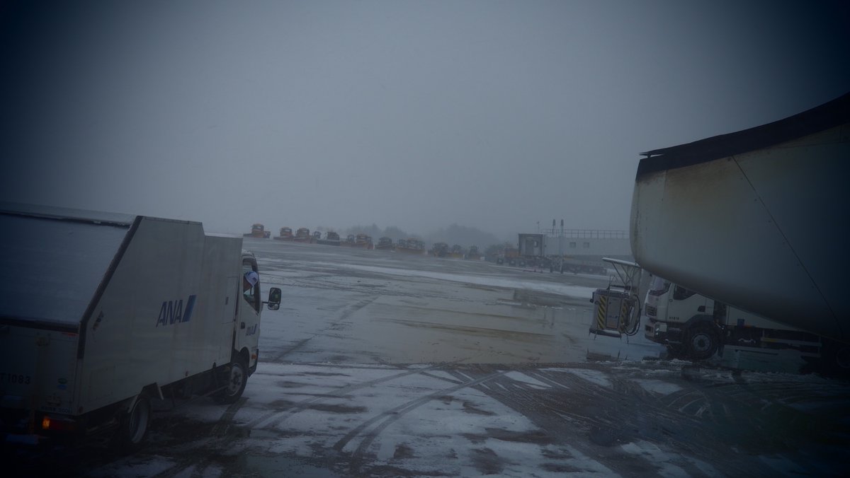 青森空港の除雪能力はピカイチ
昔に線状降水帯の影響で周りの空港に着陸する便がどんどん欠航になる中、青森空港には予定通り着陸出来た
着陸後にエプロン見ると遠くには一仕事終えた横一列の除雪車達が
着陸直前に総勢で除雪してくれたのだろうと思うと胸熱
ホワイトインパルスありがとう👍