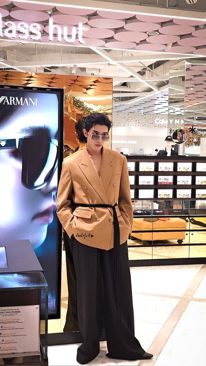 Korkungi55's tweet photo. ยืนเฉยๆยังหล่ออออ🕶
@netsiraphop #netsiraphop
#KKSnapForNet
SUNGLASS HUT X NET SIRAPHOP
#CentralchidlomxNet https://t.co/X4cyChAbSI