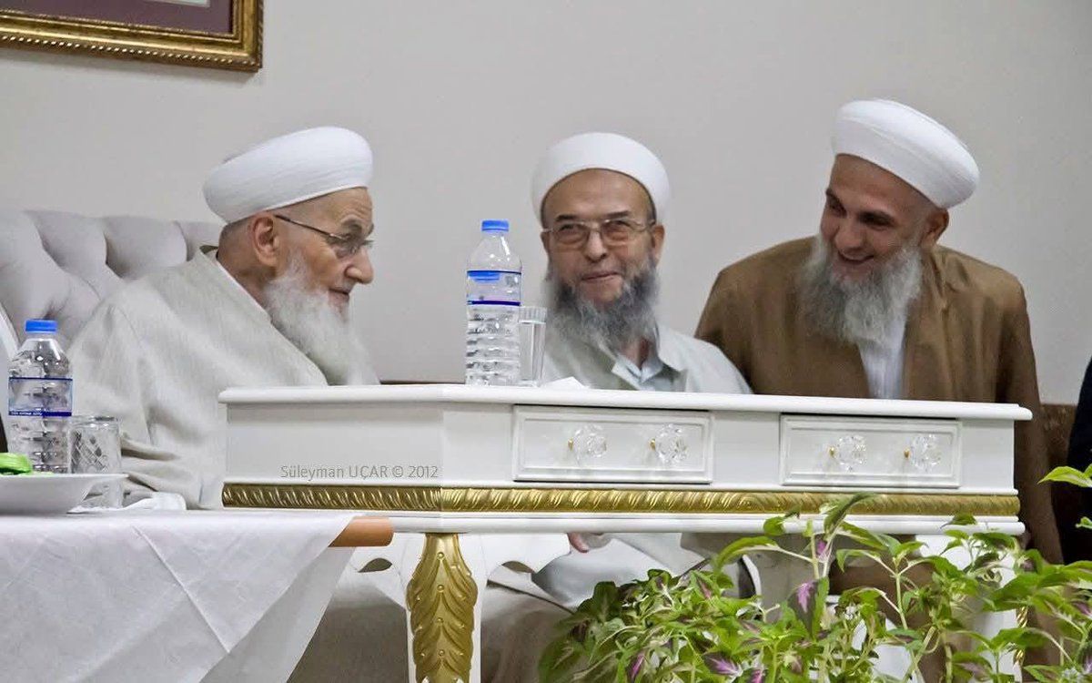 13 sene öncesine ait çok güzel bir hatıra…
Fikri Efendi Hazretlerimizin (k.s.) Hasan Efendi Hazretlerimiz (k.s.) ile birlikte olduğu bu karede, yanlarında İbrahim Hoca da var. Yüzlerindeki muhabbet ve nezaket fotoğrafın her köşesine yansımış.

Ortam öyle güzel, öyle muhabbet