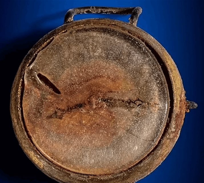 في مزاد علني، تم بيع ساعة ذابت في قصف هيروشيما باليابان في 6 آب 1945، بأكثر من 31 ألف دولار. وتوقفت الساعة لحظة تفجير قنبلة ذرية على المدينة اليابانية - الساعة 8:15 صباحا - خلال الأيام الأخيرة من الحرب العالمية الثانية، وفقا لدار مزادات "آر آر" في بوسطن.
