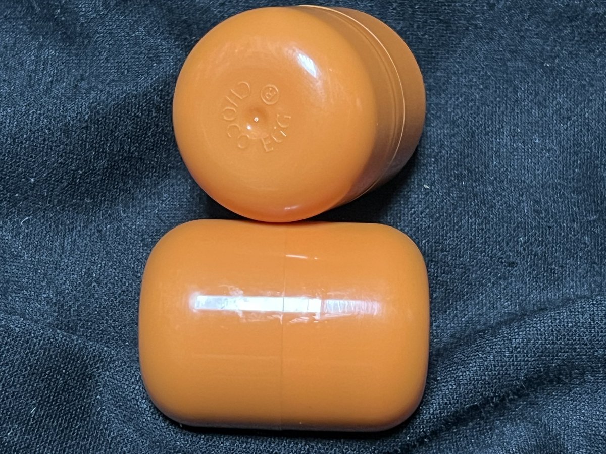 このチョコエッグ、 フィギュアはこう言う筒に入ってるんやけど