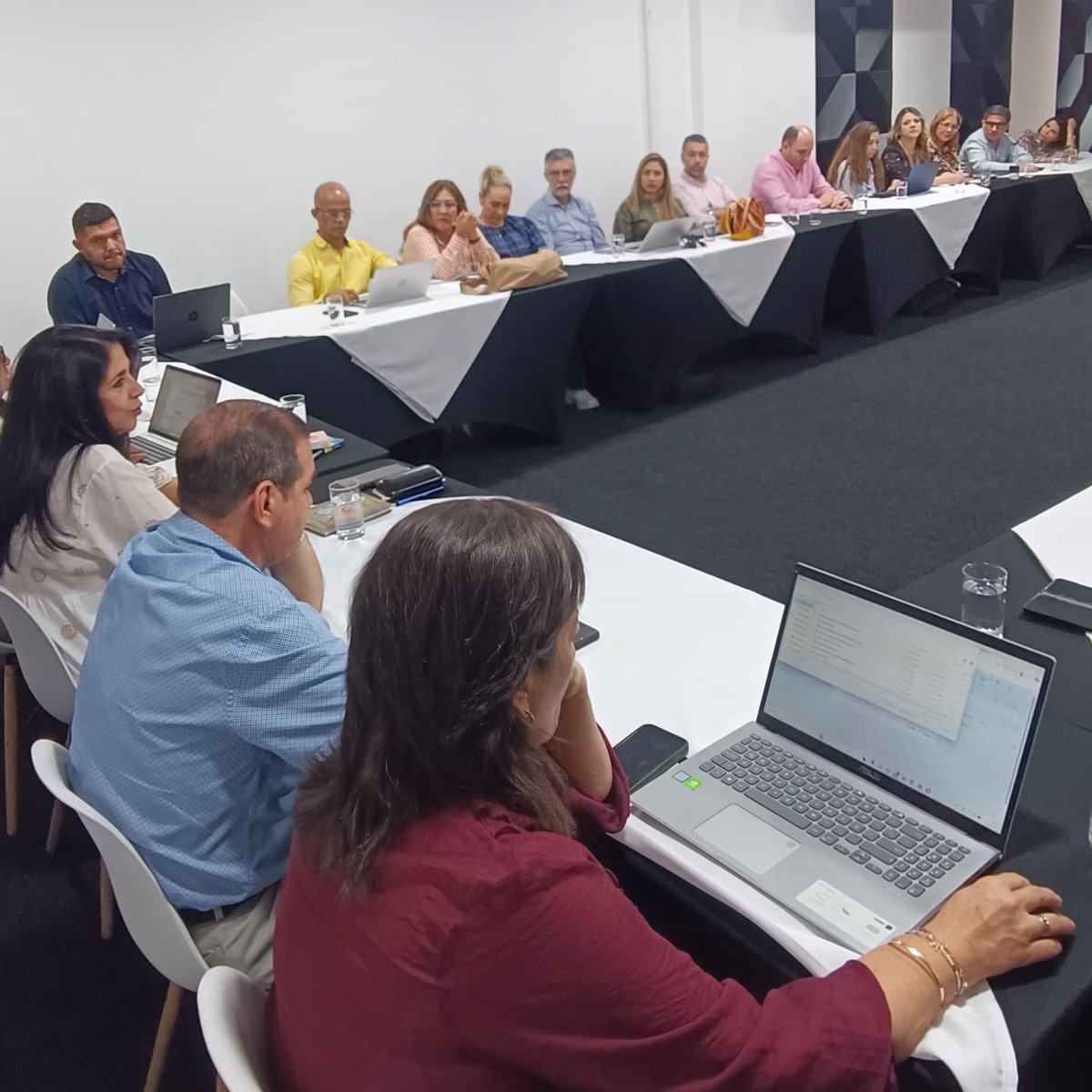 ⚖️📌 Arranca en Villavicencio el primer día del Seminario Regional Conversatorio para Directores Seccionales, con apertura de la Dra. Naslly Raquel Ramos Camacho, Directora Ejecutiva de Administración Judicial, orientado al fortalecimiento de la gestión seccional. 🫱🏽‍🫲🏼
