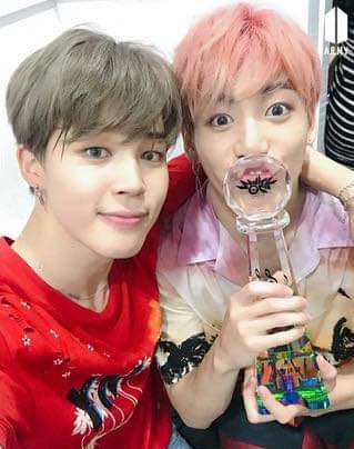 181120 팬카페 국민

상받고 찍은 셀카