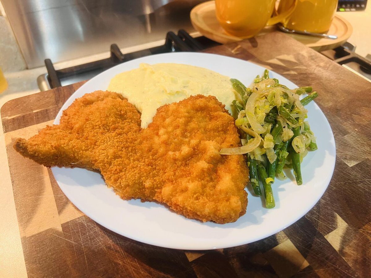 homevsfastfood's tweet photo. [homemade] Pork schnitzel with potato mash &amp; green beans with onions
👉 https://t.co/J4kfnLdrNE
#homemade #porkschnitzel #potatomash #greenbeans #comfortfood #homecooking #food #recipes #foodpic #foodie #foodlover #cooking #hungry #goodfood #homecookingvsfastfood https://t.co/cw8US6XFGJ