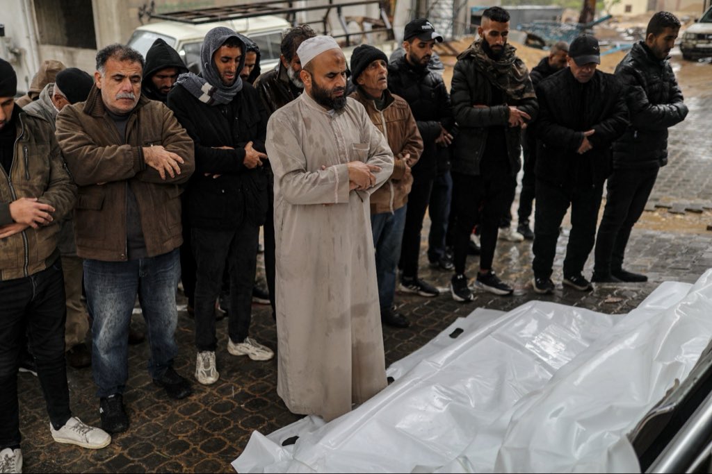 MoH
14 people including THREE CHILDREN have been killed and 4 others injured after their homes collapsed during the past 24 hours in Gaza city and Jabalia!