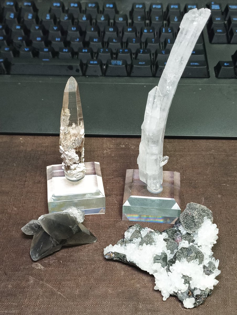 fluoriteman's tweet image. 左上から
水晶(御室ガレ)
曲がり水晶(Miram Shah Tribal Area,パキスタン)
カルサイト(Emilio mine,スペイン)
スファレライト/水晶(神岡鉱山)

周りに毒されて水晶にも手を出し始めてしまっている😔💭