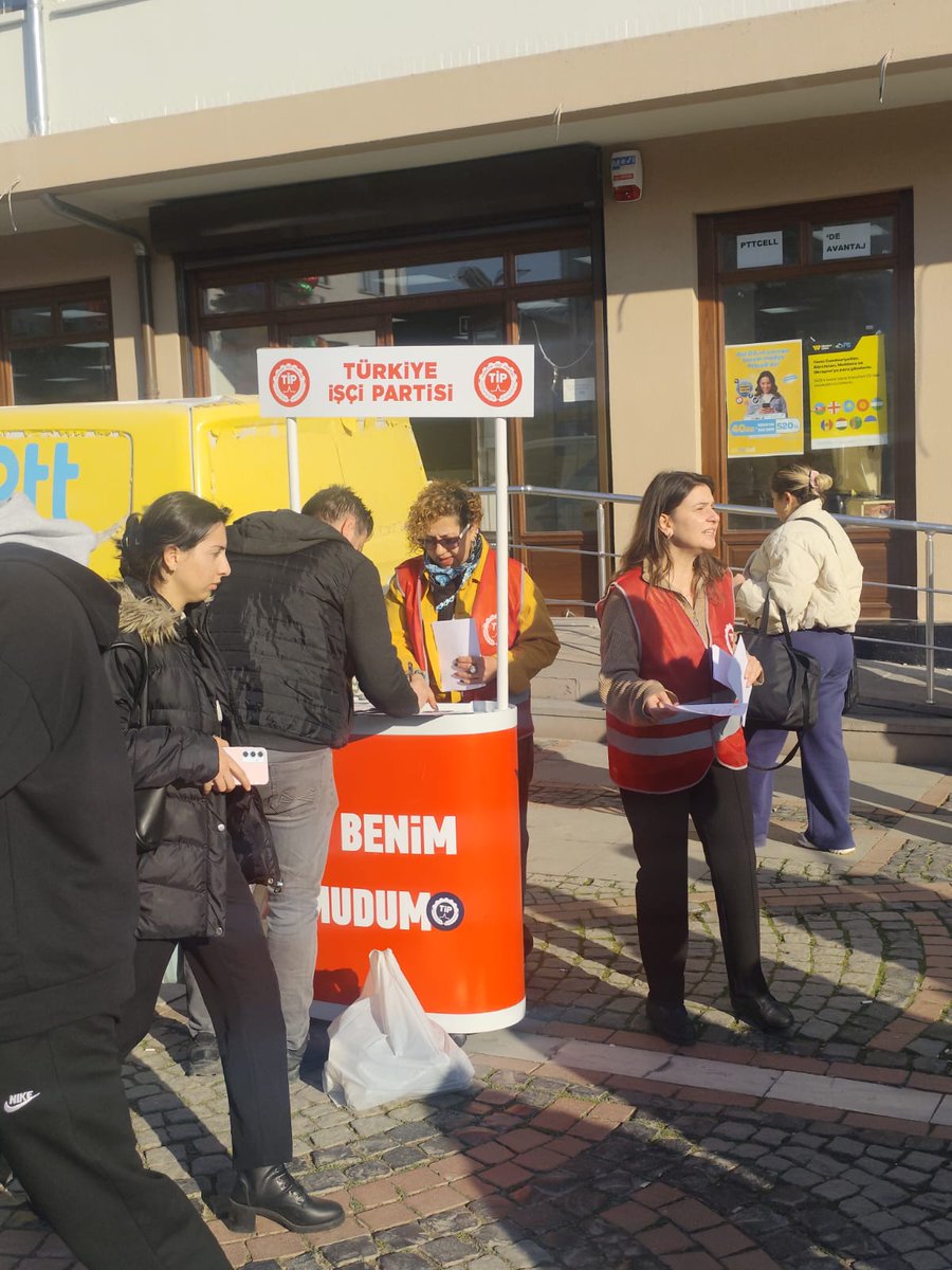 tip_edirne's tweet photo. Okullarda Bir Öğün Ücretsiz Yemek kampanyamız için bugün Saraçlar Caddesi'ndeydik. 

Çocuğun hakkı, devletin görevi; çocuklara bütçeden %1.5 pay ayrılacak, çocuklar okullarda aç kalmayacak! https://t.co/EVWgWQm6Jb