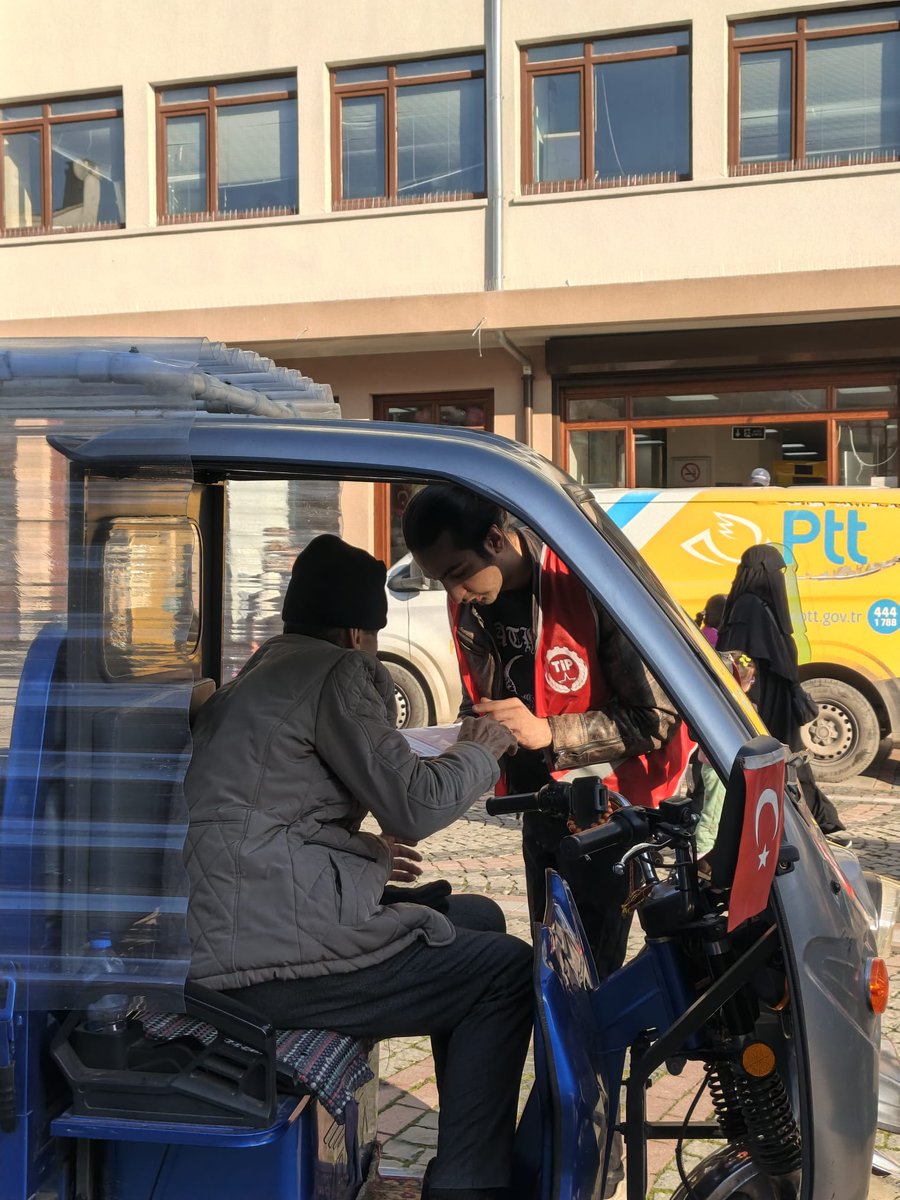 tip_edirne's tweet photo. Okullarda Bir Öğün Ücretsiz Yemek kampanyamız için bugün Saraçlar Caddesi'ndeydik. 

Çocuğun hakkı, devletin görevi; çocuklara bütçeden %1.5 pay ayrılacak, çocuklar okullarda aç kalmayacak! https://t.co/EVWgWQm6Jb