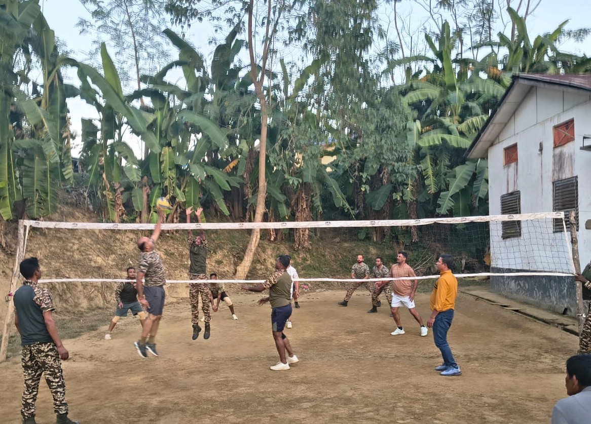 2Diphu's tweet photo. Jawans of 20 Bn CRPF at Jiribam, Manipur unwind after a long day by playing their favourite games—volleyball, badminton and carrom. Helping them beat stress, boost coordination and share moments of fun. 🇮🇳💪 #CRPF #Manipur #Jiribam #Fitness #MoraleBoost https://t.co/b5Sy6rv6tG