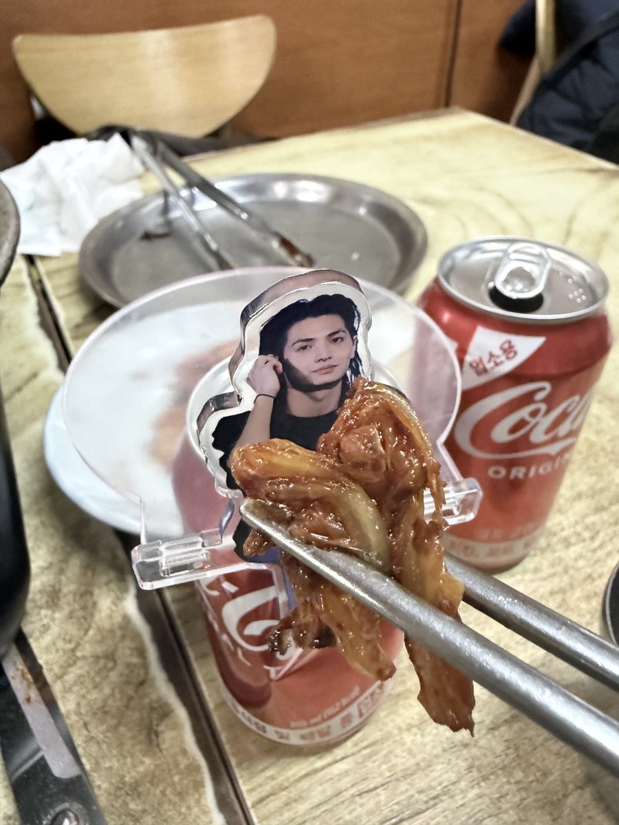 저 이거 이름 ㅁㅓㄴ지 까먹음요 쨋든 라면어쩌고 받아서 주연이 김치맥여줌
