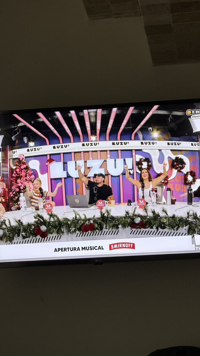 Lo bien que se ven con ese fondo, no te explicooooo. 
Angelita soltaaaaa el chicle en el próximo capítulo 
#luzu #LuzuTv #nadiedicenada #ndn