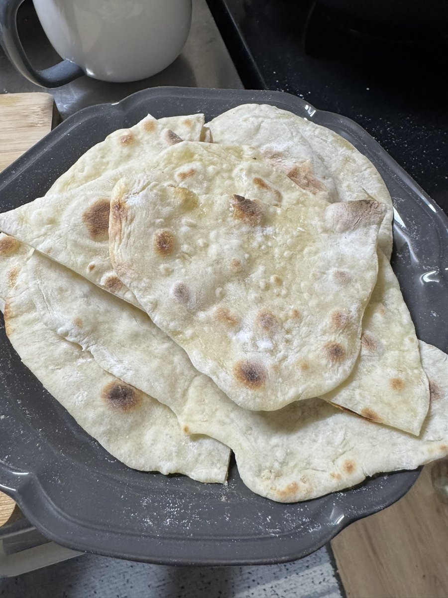 おそらくピタパン

(...イーストとか加えてないからあまり上手くは出来てない。またリベンジじゃい！)