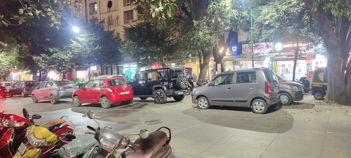 ashishpadave's tweet photo. @TMCaTweetAway double parking in median, at Park Avenue, Hiranandani Estate Thane.
This is a regular thing here.
Location:
https://t.co/CAIyscwtp5 https://t.co/cb34rqIHLW