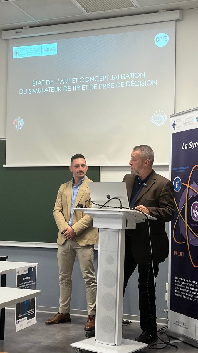 univFRES's tweet photo. S. Chatton instructeur en krav maga et J. Limandas entrepreneur nous dressent un état de l’art des solutions existantes pour nous présenter les principes de la conceptualisation du simulateur CP2DIMG, qui vise à transformer la manière de former à la prise de décision sous stress https://t.co/6UFz5qhSto