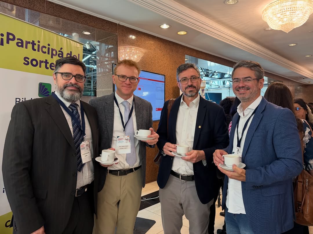 semicyuc's tweet photo. La SEMICYUC estuvo presente en el XIX Congreso Uruguayo de Medicina Intensiva, celebrado en Montevideo y organizado por la Sociedad Uruguaya de Medicina Intensiva. Los doctores Óscar Peñuelas, María Cruz Martín e Ignacio Martín-Loeches fueron invitados por nuestros colegas para participar en diferentes mesas redondas. ¡Gracias por contar con nosotros!
#medicinaintensiva #intensivistas #losprofesionalesdelenfermocrítico @sumi_medicina