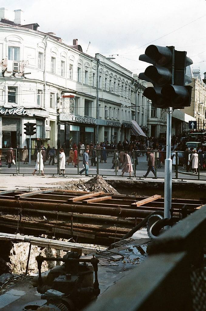garaevruslan03's tweet image. Раскопали тот самый Кузнецкий мост над Неглинной рекой, 1986