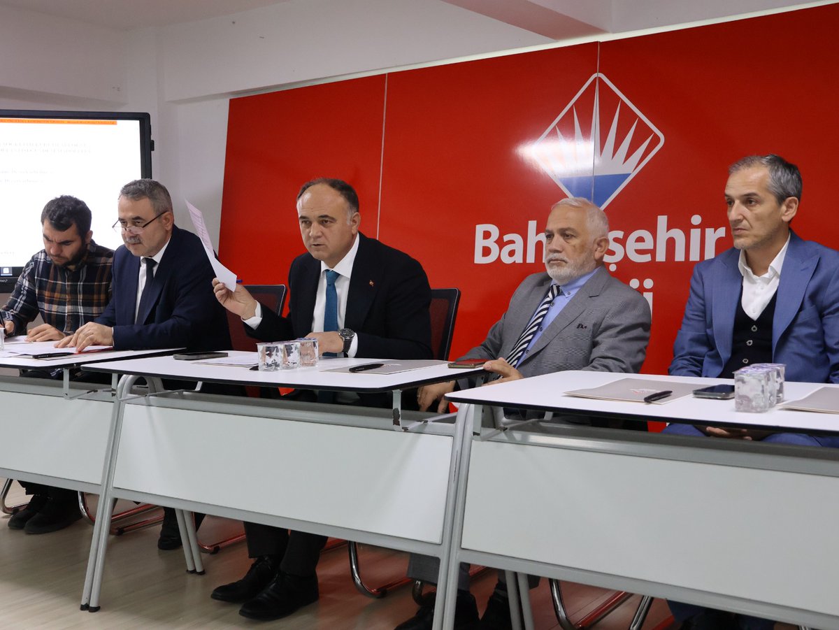 sinopilmem's tweet photo. 📍 Ortaöğretim Kurumları Okul Yöneticileri II. Koordinasyon Toplantısı Gerçekleştirildi

2025–2026 Eğitim Öğretim Yılı kapsamında, İl Millî Eğitim Müdürümüz Sayın Osman Cebeci başkanlığında Ortaöğretim Kurumları Okul Yöneticileri II. Koordinasyon Toplantısı gerçekleştirildi.

Toplantıda; eğitim-öğretim sürecinin genel durumu, akademik başarı ve sınav hazırlıkları, disiplin olayları ve okul iklimi, rehberlik ve psikolojik danışma hizmetleri, ölçme-değerlendirme uygulamaları, kurumlar arası iş birlikleri, projeler ile fiziki ve teknolojik ihtiyaçlar başta olmak üzere birçok konu ele alındı.

Okul yöneticilerinin görüş ve önerilerinin değerlendirildiği toplantı, eğitimde kaliteyi artırmaya yönelik ortak kararların alınmasıyla tamamlandı.

📚 Eğitimde eşgüdüm, yönetimde güçlü iş birliği…

#Ortaöğretim 
#KoordinasyonToplantısı
#EğitimdeKalite 
#OkulYönetimi
👇
@tcmeb 
@Yusuf__Tekin 
@TCSinopValiligi 
@OsmanCebeci