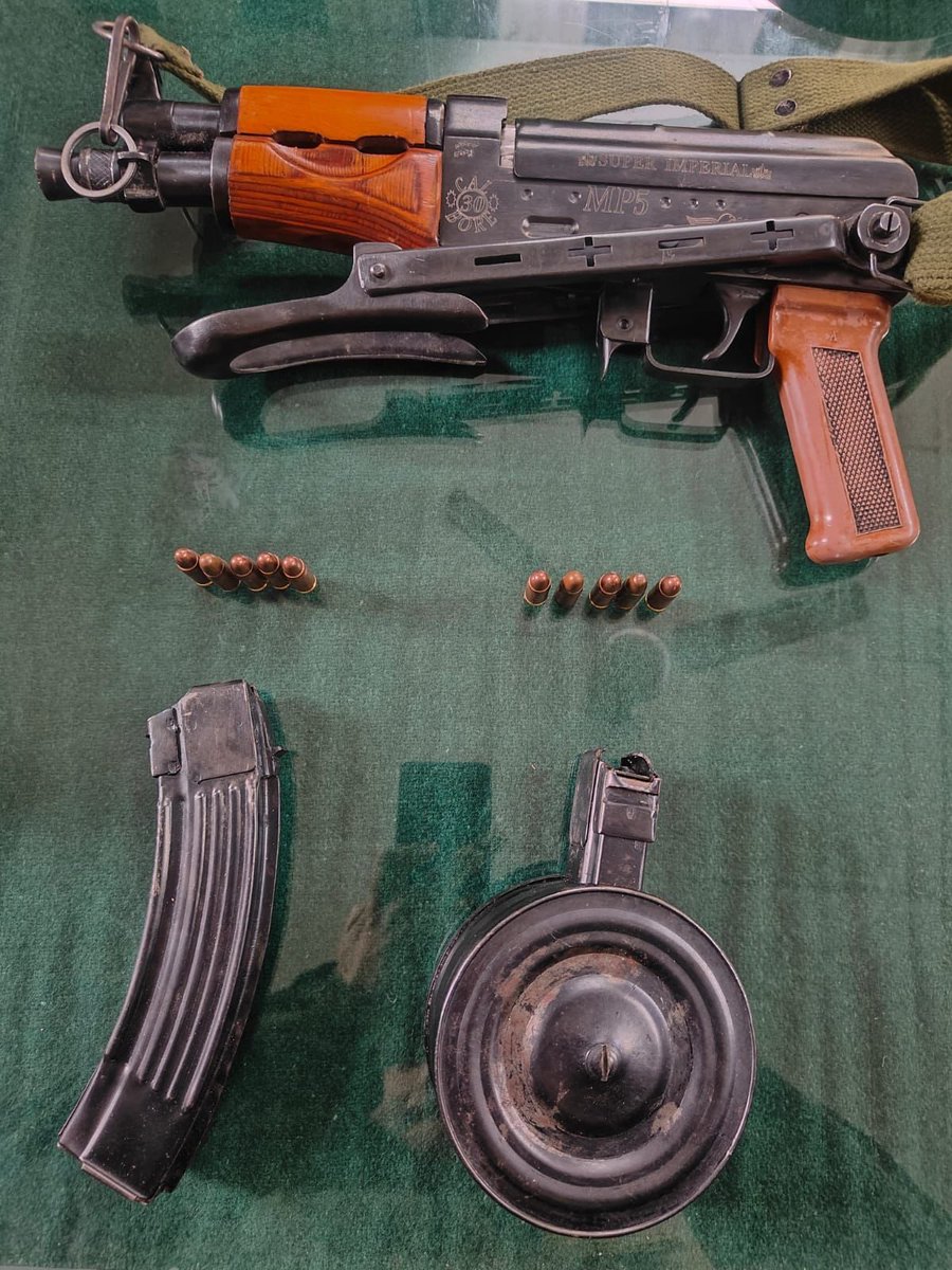 Shashankrawtalk's tweet photo. BIG BREAKING:
BSF ne ek aur armed intruder pakda… Pakistan ka “export” phir se border par hi pakad liya gaya.
Terror bhejne ki factory chal rahi hai, par delivery India me hi fail ho jaati hai. #BSF #Pargwal #jayhind https://t.co/TbXyy1BCrN