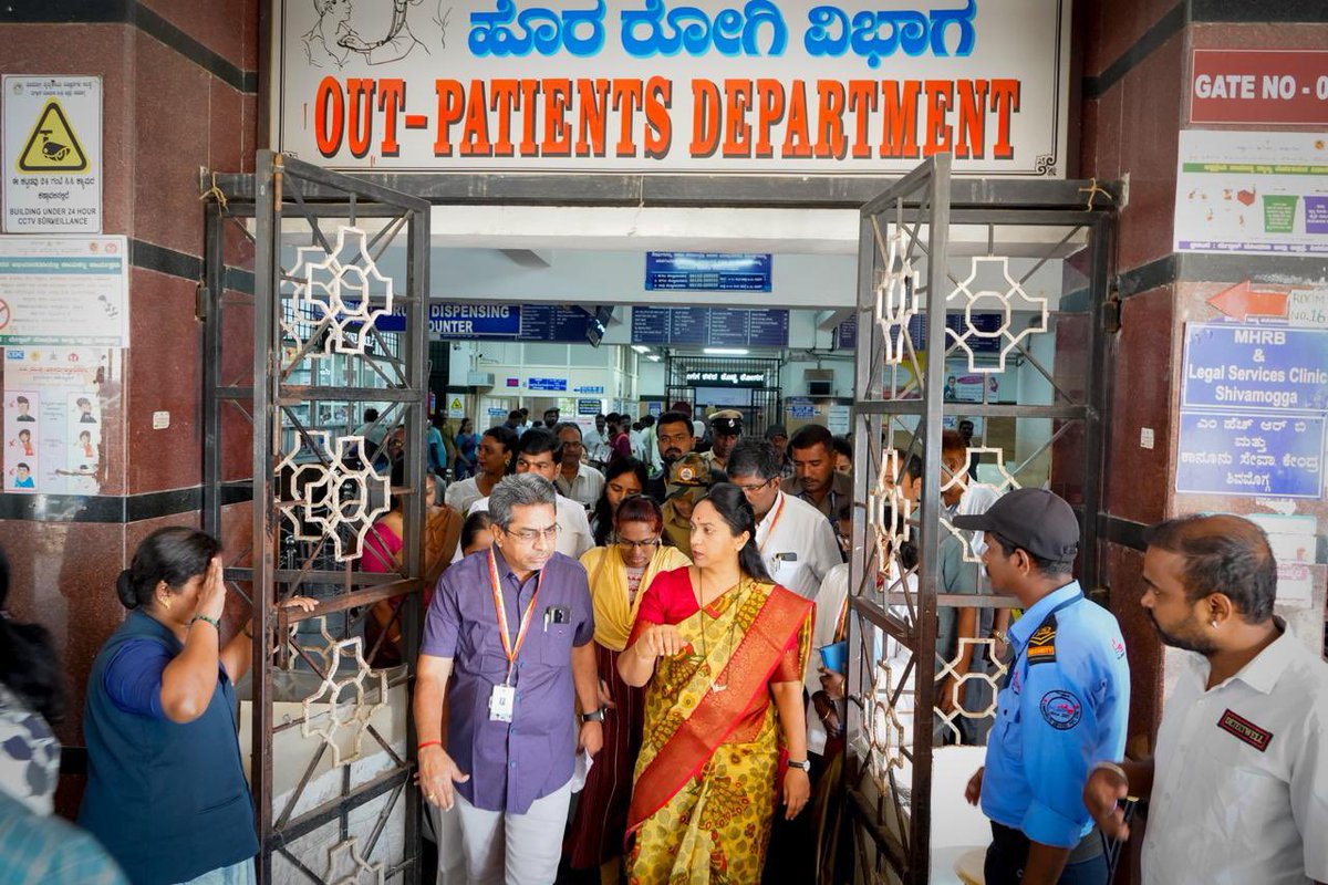 drnagalakshmi_c's tweet photo. ಶಿವಮೊಗ್ಗದ ಮೇಘನ್ ತಾಯಿ ಮಗುವಿನ ಆಸ್ಪತ್ರೆಗೆ ಭೇಟಿ ನೀಡಿದೆ. ಆಸ್ಪತ್ರೆಯಲ್ಲಿ ಗರ್ಭಿಣಿಯರಿಗೆ, ಬಾಣಂತಿಯರಿಗೆ, ನವಜಾತ ಶಿಶುಗಳಿಗೆ ದೊರೆಯುತ್ತಿರುವ ಆರೋಗ್ಯ ಸವಲತ್ತುಗಳ ಮಾಹಿತಿ ಪಡೆದೆ. ಅಲ್ಲಿನ ಸ್ವಚ್ಛತೆ,‌ ಶಸ್ತ್ರಚಿಕಿತ್ಸಾ ಕೊಠಡಿಗಳು, ಅವುಗಳ ನಿರ್ವಹಣೆ, ಶೌಚಾಲಯ ವ್ಯವಸ್ಥೆ ಮೊದಲಾದವುಗಳನ್ನು ಪರಿಶೀಲಿಸಿದೆ. https://t.co/I5WJ18un1e