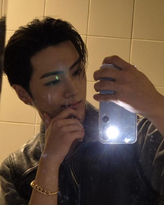 Ccpjz's tweet image. เป็นคนที่เซลฟี่หน้ากระจกได้รวยมาก555555555555555555