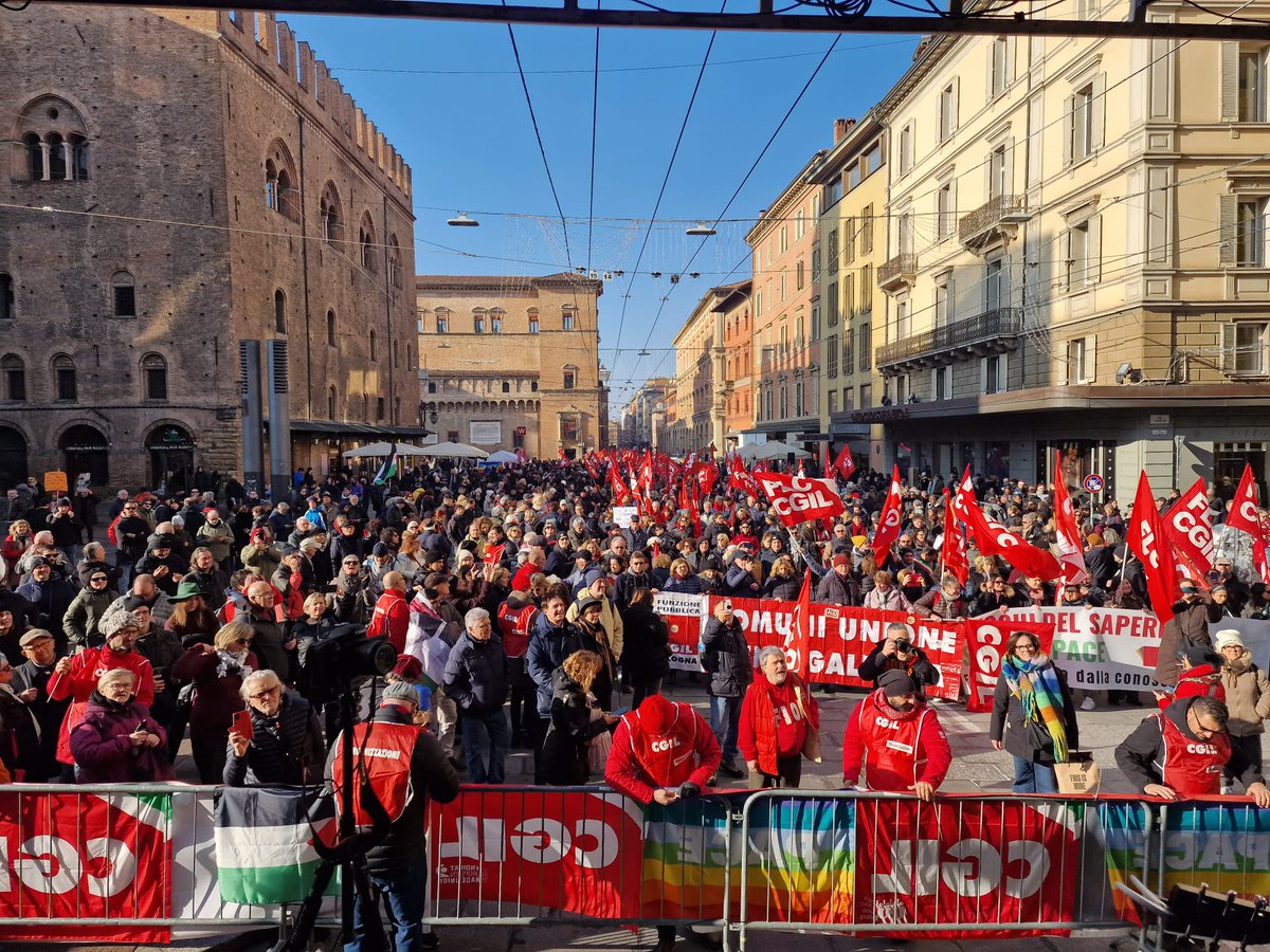 Sciopero: #CGIL, adesione al 68%, mezzo milione in piazza
Oltre 50 manifestazioni, Landini a Firenze con 100mila partecipanti

Mezzo milione di lavoratrici e lavoratori, pensionate e pensionati, cittadine e cittadini, hanno partecipato alle oltre cinquanta manifestazioni