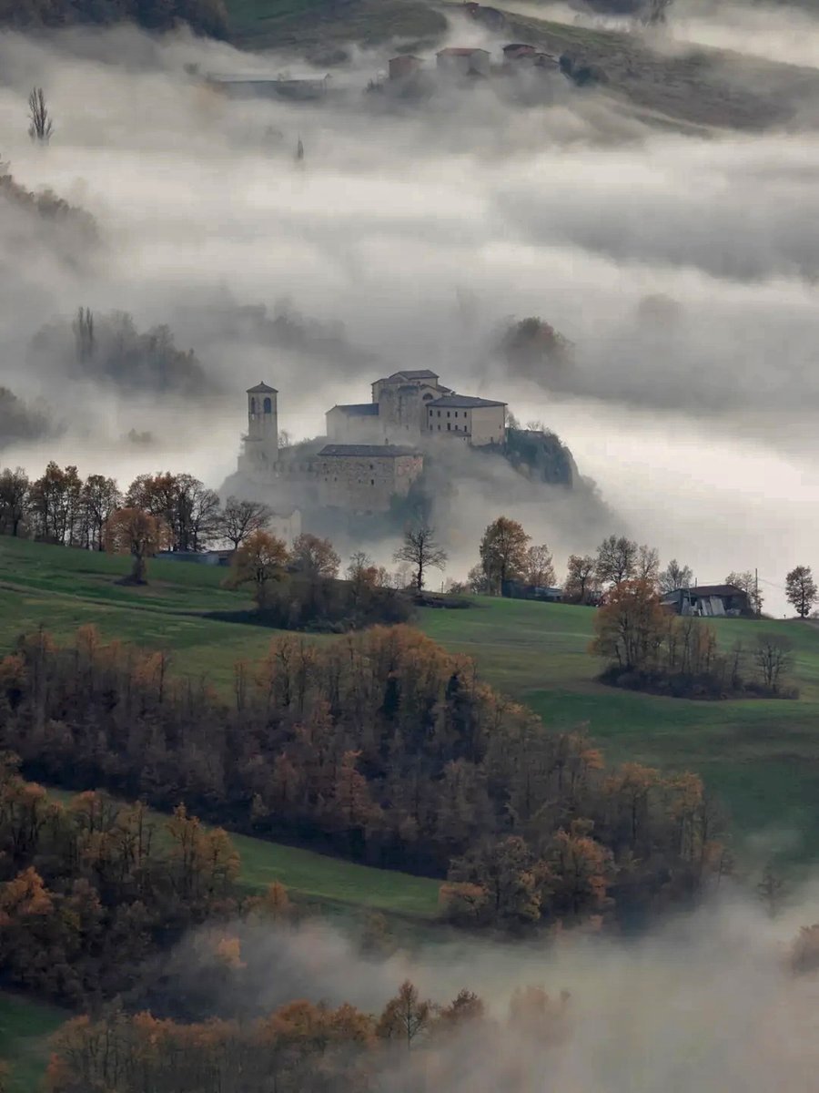 turismoER's tweet photo. La nebbia risale lenta dai calanchi e avvolge il Castello di Pompeano (Serramazzoni, #Modena) come un manto sospeso tra terra e cielo.

📸: ki_ara___ | #inEmiliaRomagna #CastelliEmiliaRomagna https://t.co/VKUVjklk6D