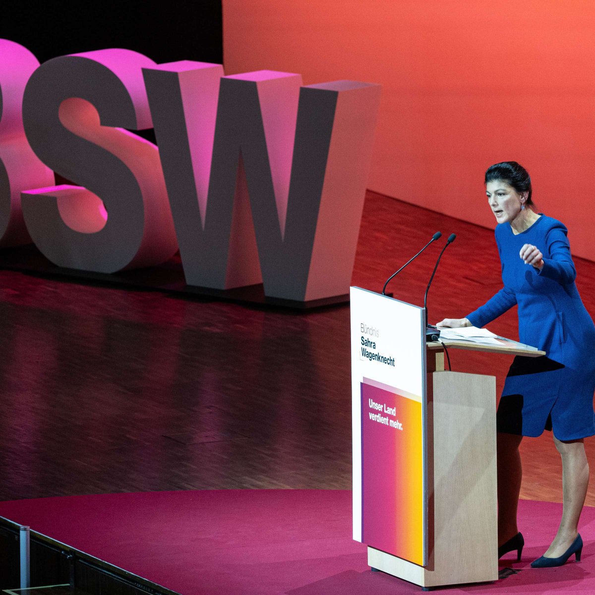 Hoy escribo sobre el recuento que exige <a href="/SWagenknecht/">Sahra Wagenknecht</a>
 
"La idea de que los parlamentarios son jueces de su propio caso se remonta a la época imperial, propia de un sistema feudalista, donde cuatro burgueses se creen con la potestad de silenciar a millones de trabajadores."