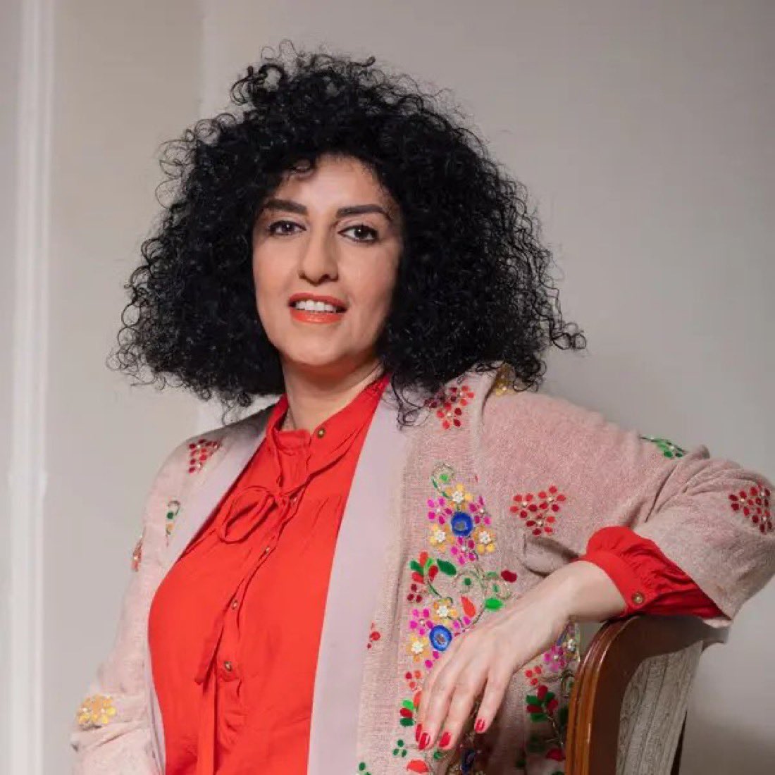 🇮🇷 | URGENTE: La ganadora del Premio Nobel de la Paz, Narges Mohammadi, ha sido arrestado de manera violenta en Irán.