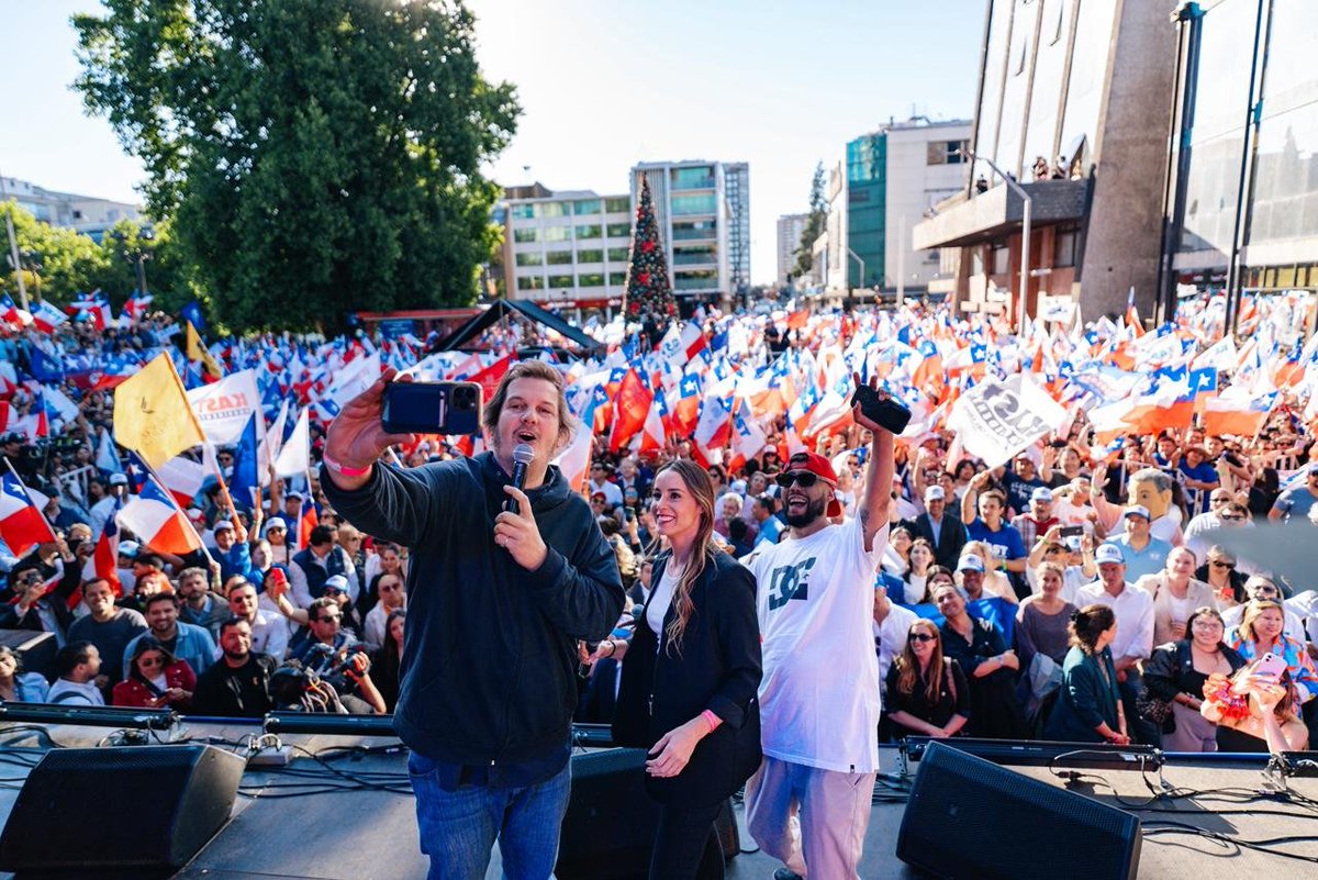 marasedini's tweet image. ¡Así vivimos el cierre de campaña de @joseantoniokast  🇨🇱🖐🏻!

Con su voto este domingo, Chile recuperará la esperanza, la seguridad y la tranquilidad de una vida mejor 🇨🇱 #KastPresidente 🖐🏻