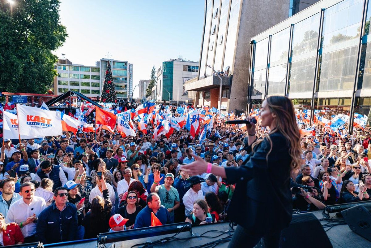 marasedini's tweet image. ¡Así vivimos el cierre de campaña de @joseantoniokast  🇨🇱🖐🏻!

Con su voto este domingo, Chile recuperará la esperanza, la seguridad y la tranquilidad de una vida mejor 🇨🇱 #KastPresidente 🖐🏻