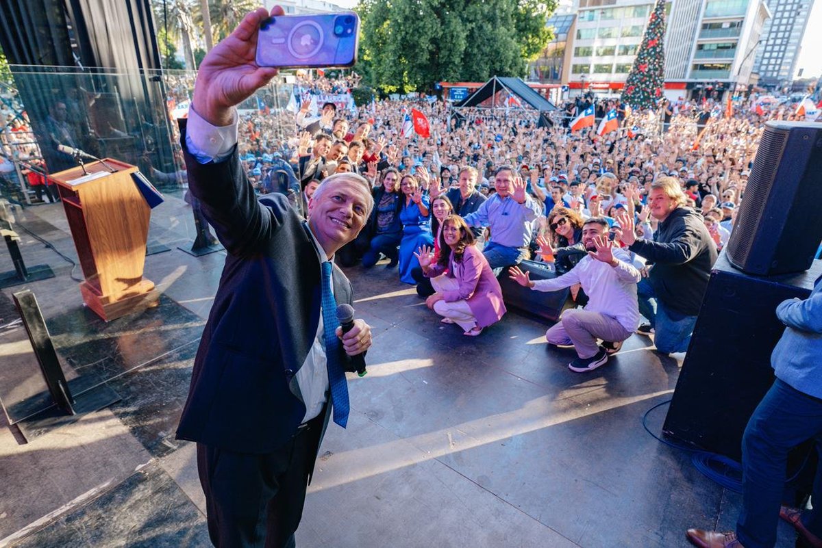 marasedini's tweet image. ¡Así vivimos el cierre de campaña de @joseantoniokast  🇨🇱🖐🏻!

Con su voto este domingo, Chile recuperará la esperanza, la seguridad y la tranquilidad de una vida mejor 🇨🇱 #KastPresidente 🖐🏻