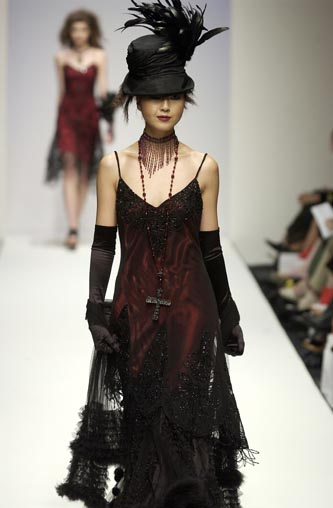 iluvcouture_'s tweet image. woke up today thinking sbout sue wong fw03