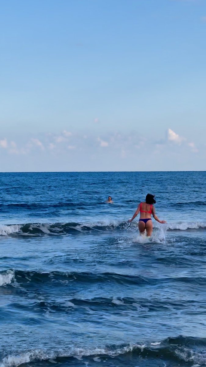 Дожди на Кипре кончились, а значит переоткрываем купальный сезон!

Декабрьское купание ✅