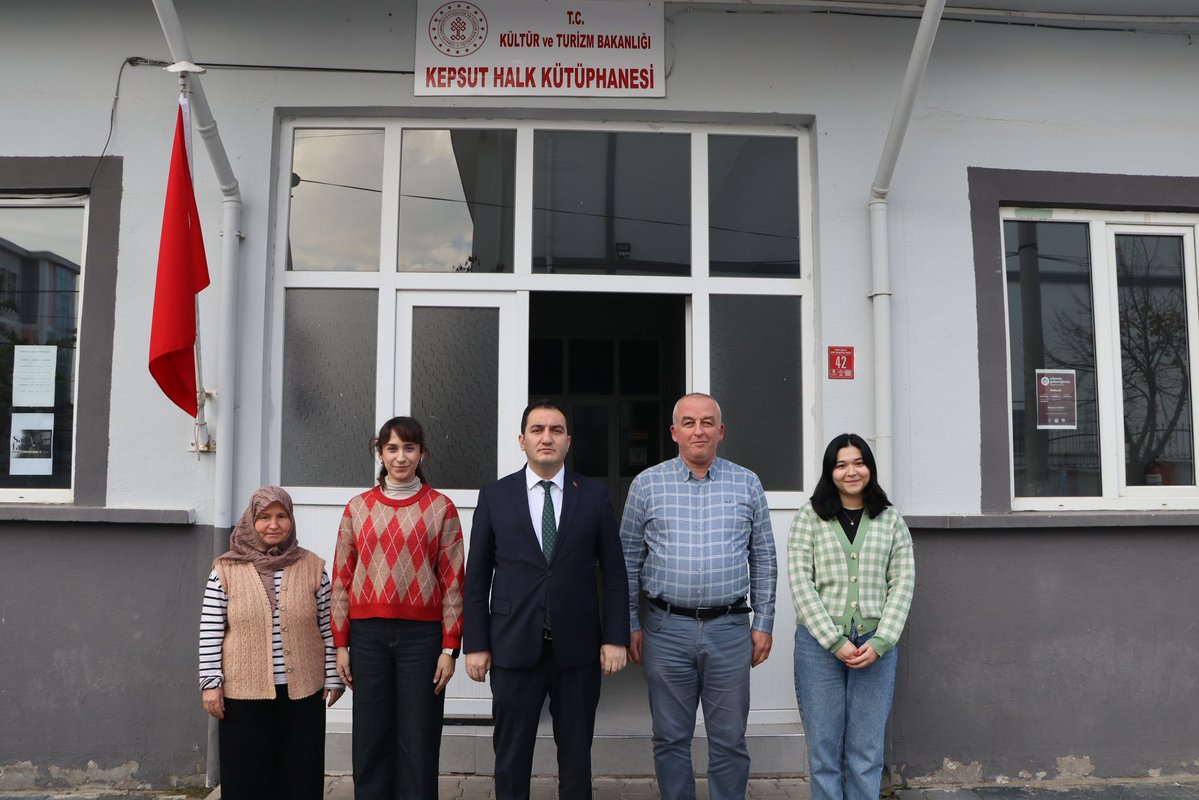 Kaymakamımız Adem TAŞPINAR, Kepsut Halk Kütüphanesine ziyarette bulunarak,
Kütüphaneci Tuğba AS'dan yürütülen iş ve işlemlerle ilgili bilgi aldı.