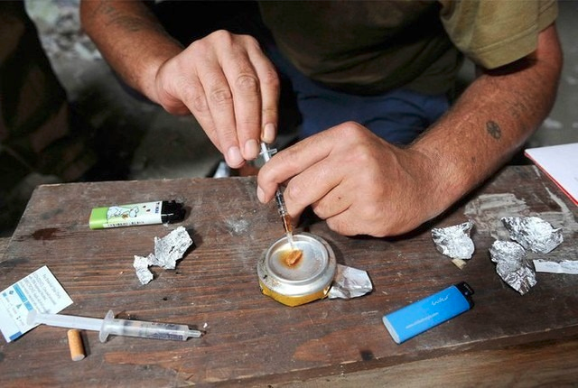 «(…)  La heroína venía por mar y en aviones militares hasta la base de Gando,  luego se distribuía por picolos y maderos entre camellos, que además  eran sus putas chivatas. De golpe y porrazo los barrios de Las Palmas  eran como madrigueras de zombies, los chiquillos que hasta