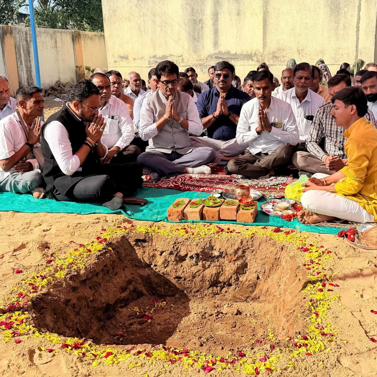 RatujiThakorBjp's tweet photo. વાંકાનેરડા ગામે પ્રાથમિક શાળાના નવીન ઓરડાના ખાતમુહૂર્ત કાર્યક્રમમાં ગાંધીનગર દક્ષિણના ધારાસભ્યશ્રી @AlpeshThakor_ જી એ હાજરી આપી...
#GandhinagarsouthMla #MLAGujarat #AlpeshThakor #ratujithakorkankrej #Gkts_Gujarat #GKTS #GktsGandhinagar #Thakorsena #mahakalifinance https://t.co/crfT8Lt9yv