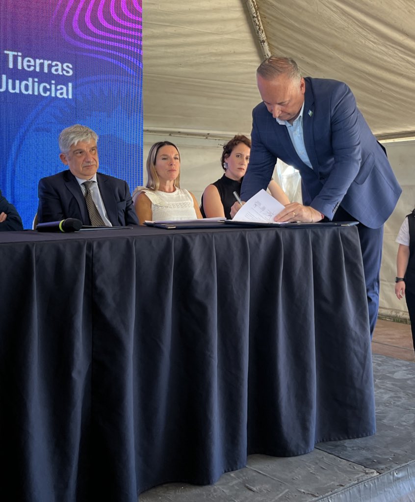 #Ahora. El intendente <a href="/accastelloedu/">Eduardo Accastello</a> firma el acta de cesión de lotes para la construcción del Parque y Ciudad Judicial, con el grupo Muros S.R.L