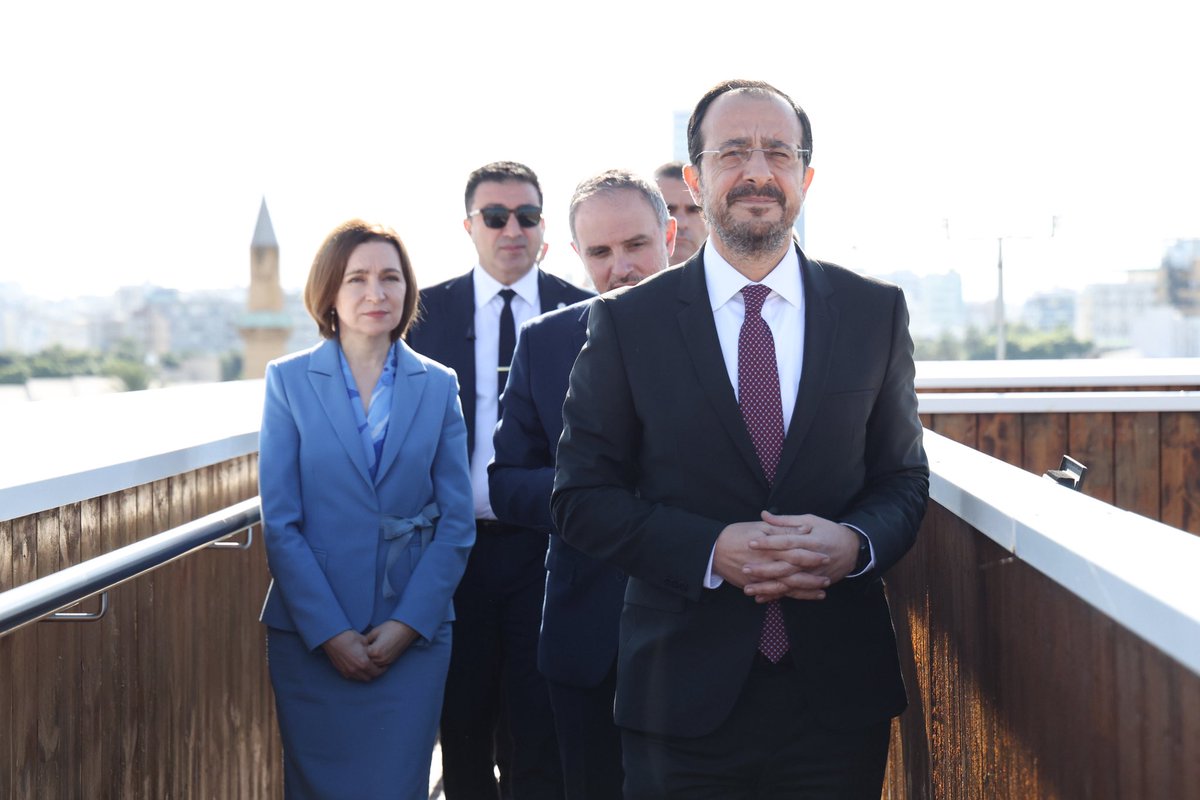 Kıbrıs Rum Kesimi’ni ziyaret eden
Moldova Cumhurbaşkanı Maia Sandu;

“Kıbrıs’ın toprak bütünlüğünü destekliyoruz.”

Gazze'deki soykırım için İsrail'e de 
bir destek atarsanız tamamdır. 

Öyleyse...
Biz de bundan sonra Moldova’nın
toprak bütünlüğünü desteklemeyiz.
Biliriz o yol