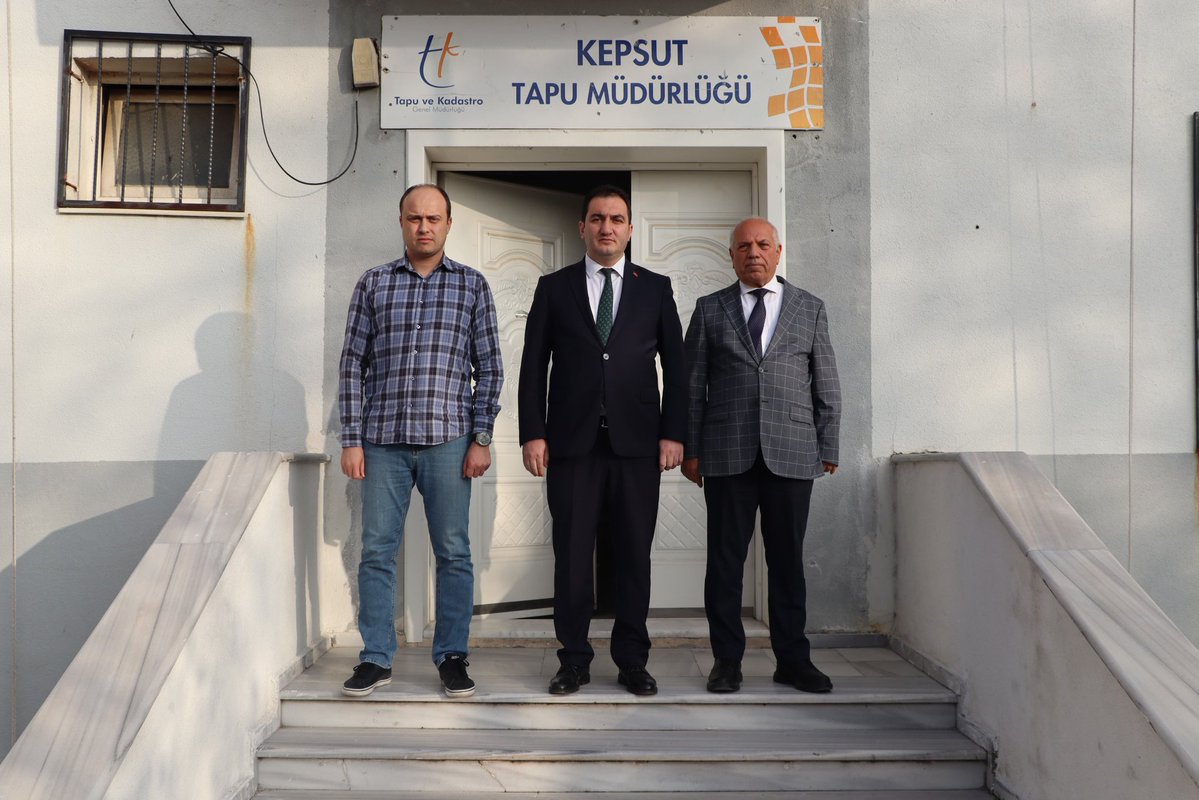 Kaymakamımız Adem TAŞPINAR, Kepsut Tapu Müdürlüğünü ziyarette bulunarak,
Tapu müdürü Ramazan CANLI'dan yürütülen iş ve işlemlerle ilgili bilgi aldı.