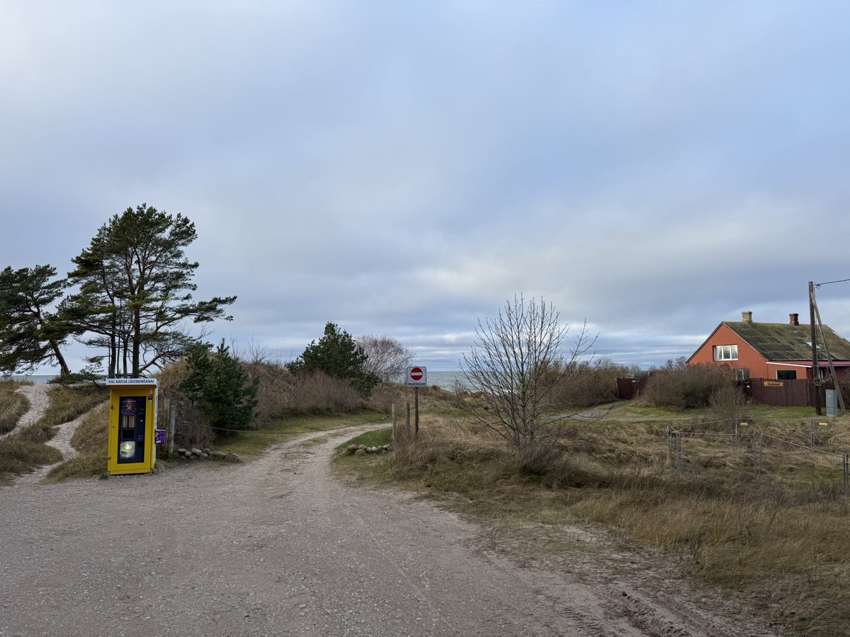 Kad šo barbaru pārcels uz pilsētu? Aļģes, putni, gleimeži.. visi cieš!! Labi, ka kabinetu planktons domā par dabu un plāno aizliegt piekrasti, kā cccp laikā, izeja uz eiropu tikai ar propusku 😅💊