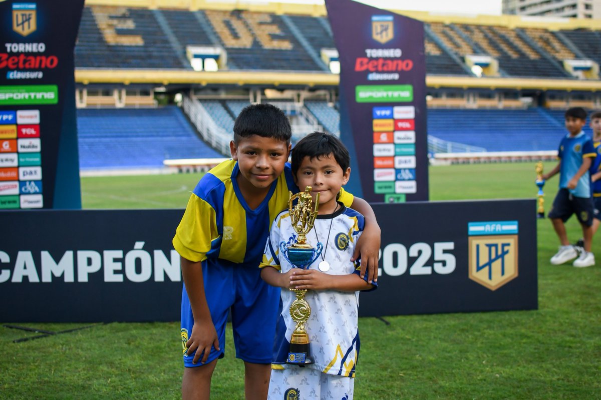 CARCJuveniles's tweet photo. ¡Fiesta del fútbol infantil en el Gigante! 🏟️🏆

Este miércoles se realizó la entrega de trofeos a todas las líneas infantiles que representan a #RosarioCentral en las competencias de Asociación Rosarina y Escuela de Fútbol Agrupadas. https://t.co/lAv92th4Xj